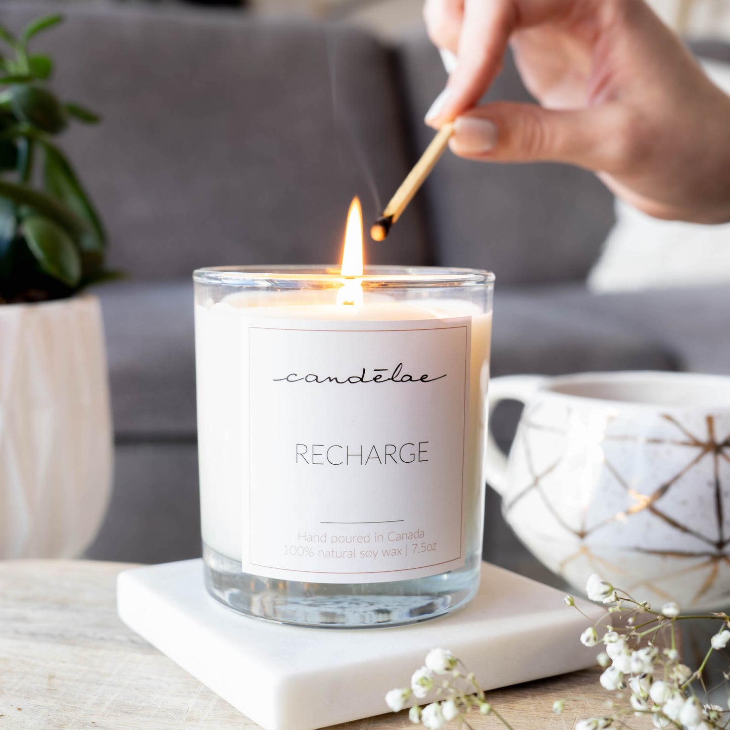 Someone is lighting up its scented candle by candēlae to recharge after a long day of work 